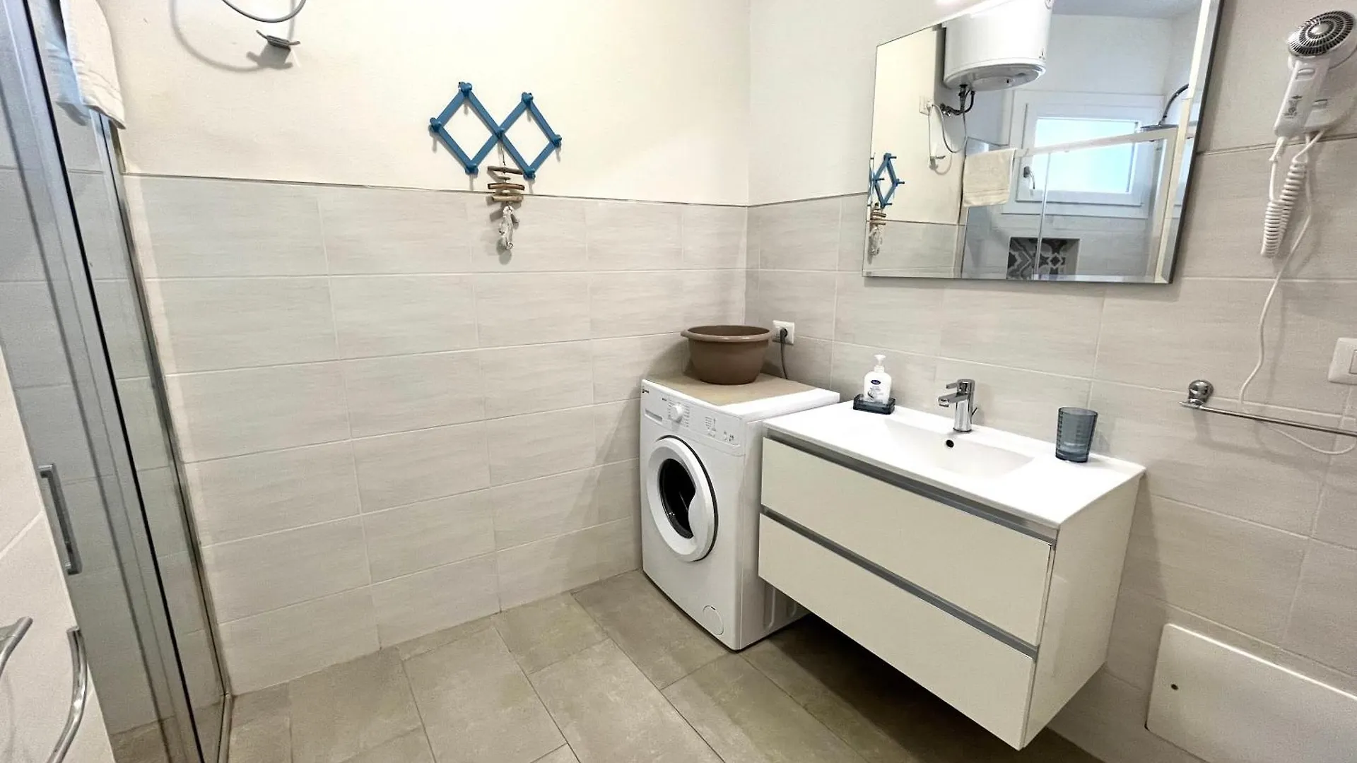 アパートホテル Angolo Mare Apartments & Rooms ポルト・ピノ
