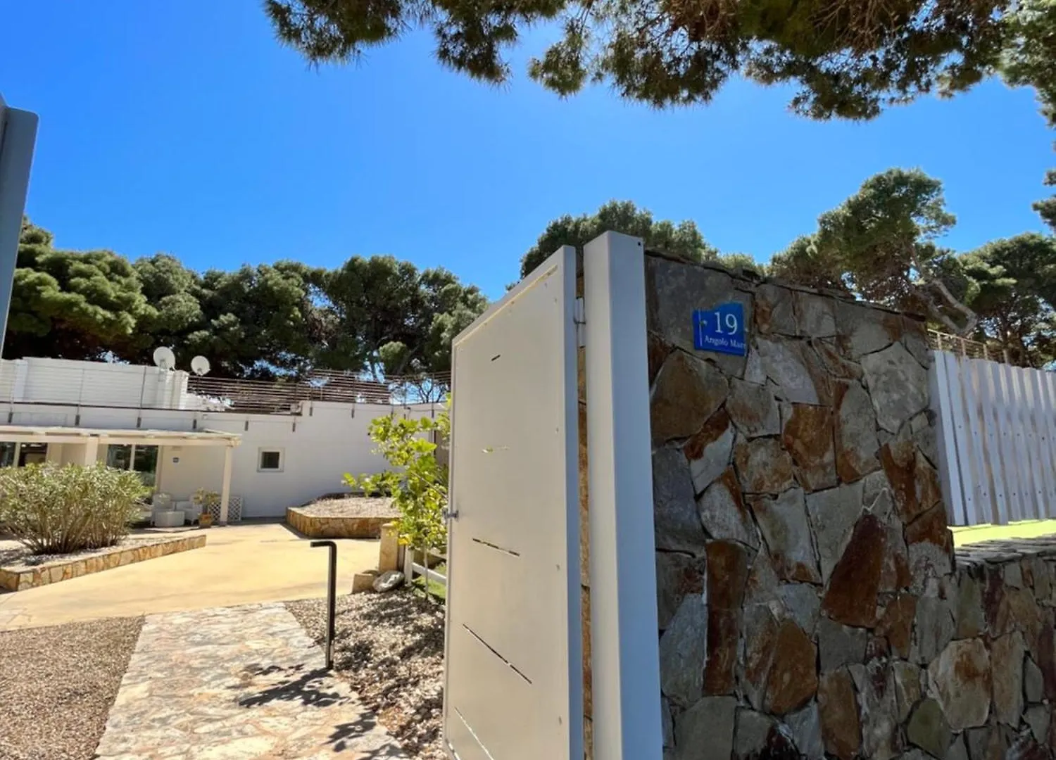 Angolo Mare Apartments & Rooms Porto Pino 0*,