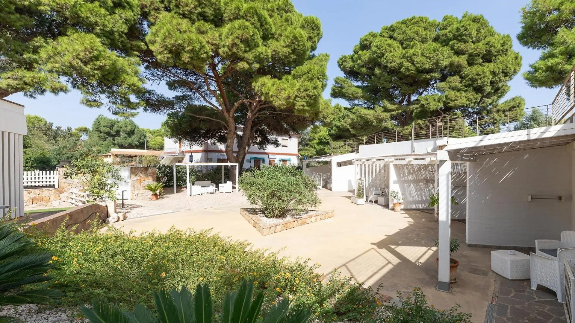 Angolo Mare Apartments & Rooms Porto Pino